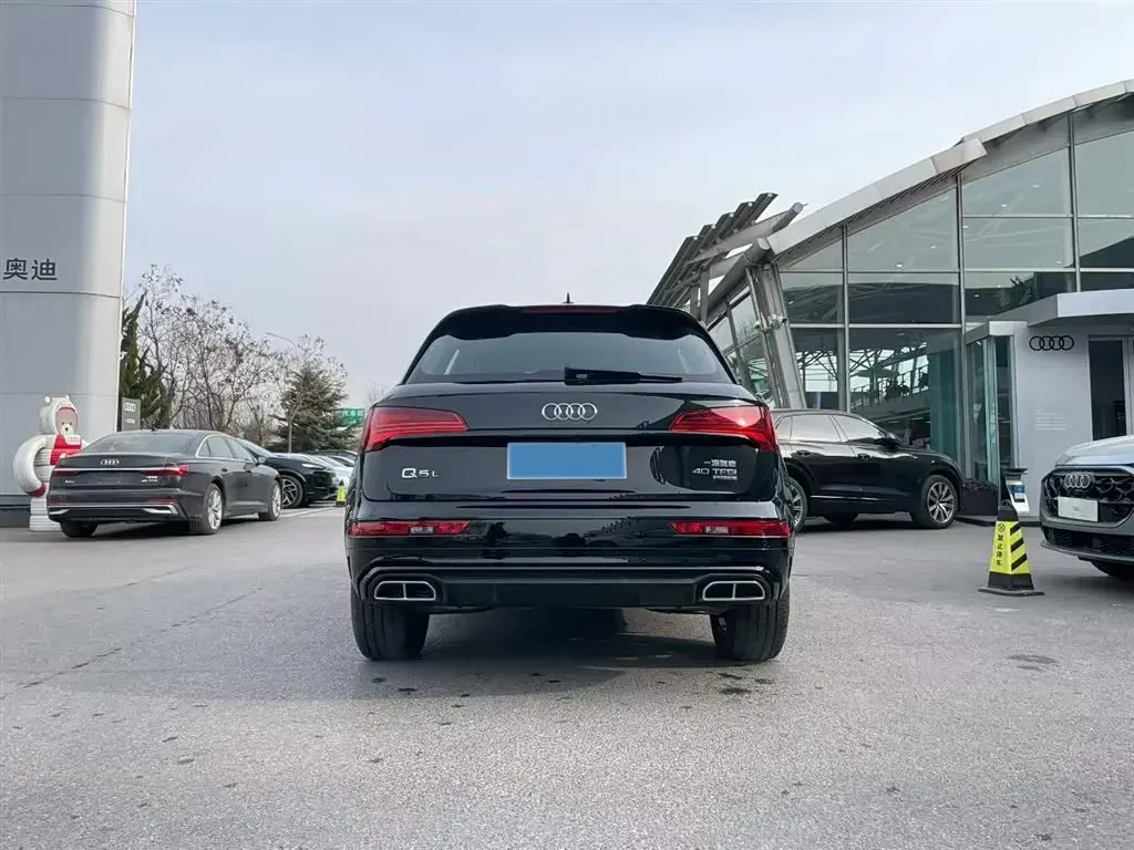 2025 Audi Q5L 2.0T 190HP L4 7DCT,autocango,china used car exporter,china ev exporter,chinese used car exporter,chinese used ev exporter