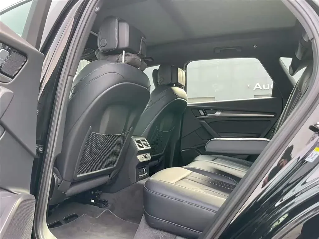 2025 Audi Q5L 2.0T 190HP L4 7DCT,autocango,china used car exporter,china ev exporter,chinese used car exporter,chinese used ev exporter