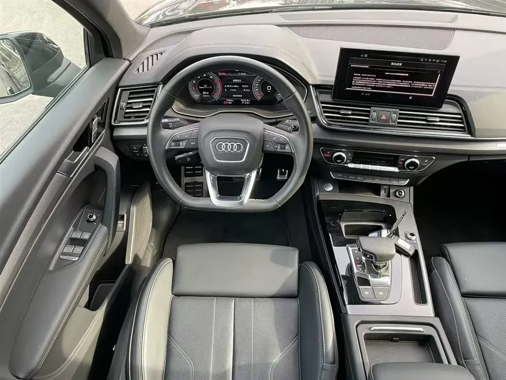 2025 Audi Q5L 2.0T 190HP L4 7DCT,autocango,china used car exporter,china ev exporter,chinese used car exporter,chinese used ev exporter