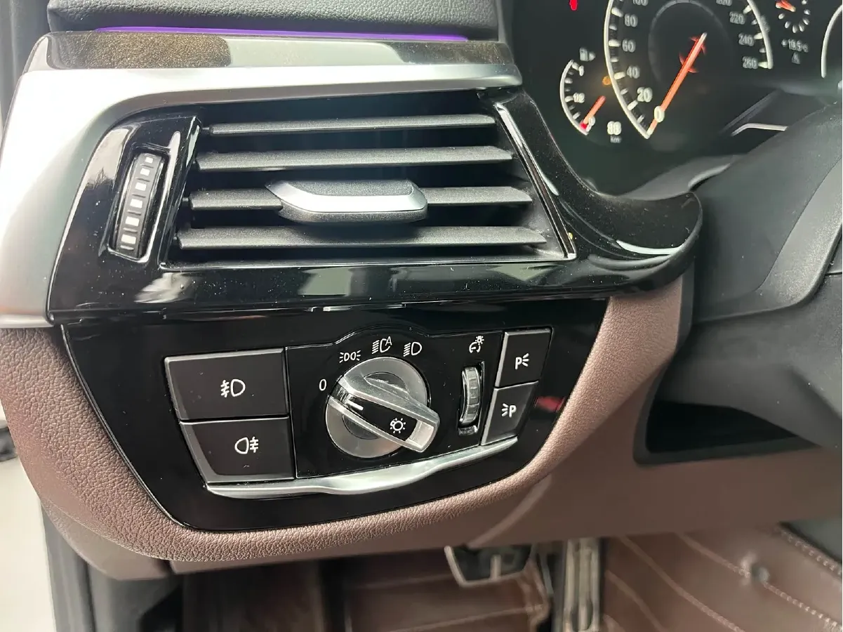 2019 BMW 5 Series 2.0T 184HP L4 8AT,autocango,china used car exporter,china ev exporter,chinese used car exporter,chinese used ev exporter