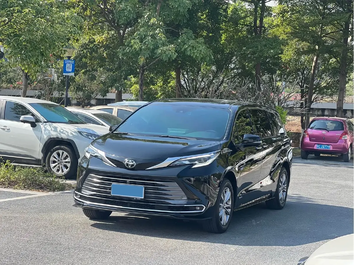 2024 Toyota Sienna 2.5L 189HP L4 E-CVT Hybrid