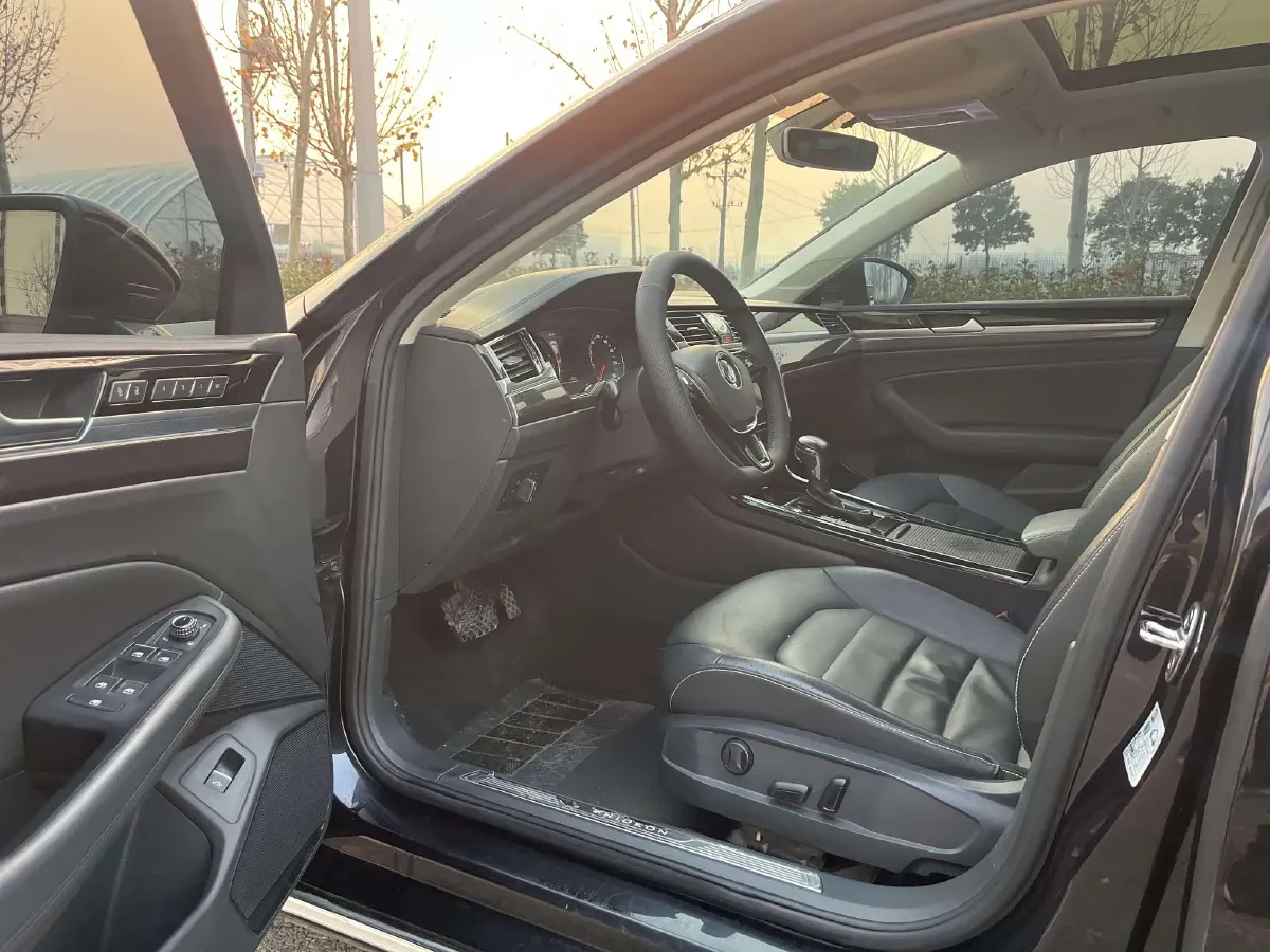 2018 Volkswagen Phideon 2.0T 224HP L4 7DCT,autocango,china used car exporter,china ev exporter,chinese used car exporter,chinese used ev exporter