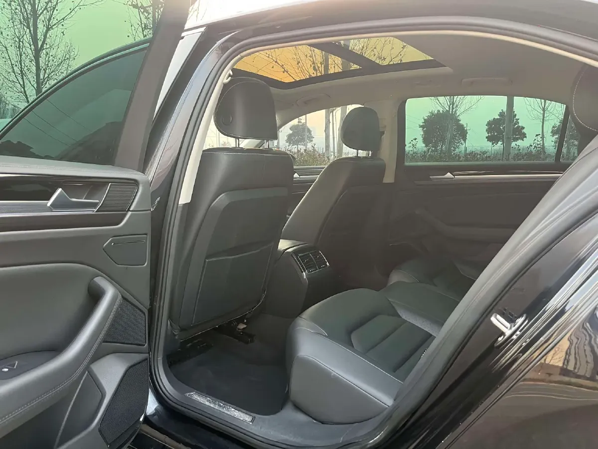 2018 Volkswagen Phideon 2.0T 224HP L4 7DCT,autocango,china used car exporter,china ev exporter,chinese used car exporter,chinese used ev exporter