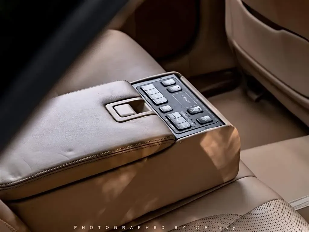 2010 Toyota Crown 3.0L 227HP V6 6AT,autocango,china used car exporter,china ev exporter,chinese used car exporter,chinese used ev exporter