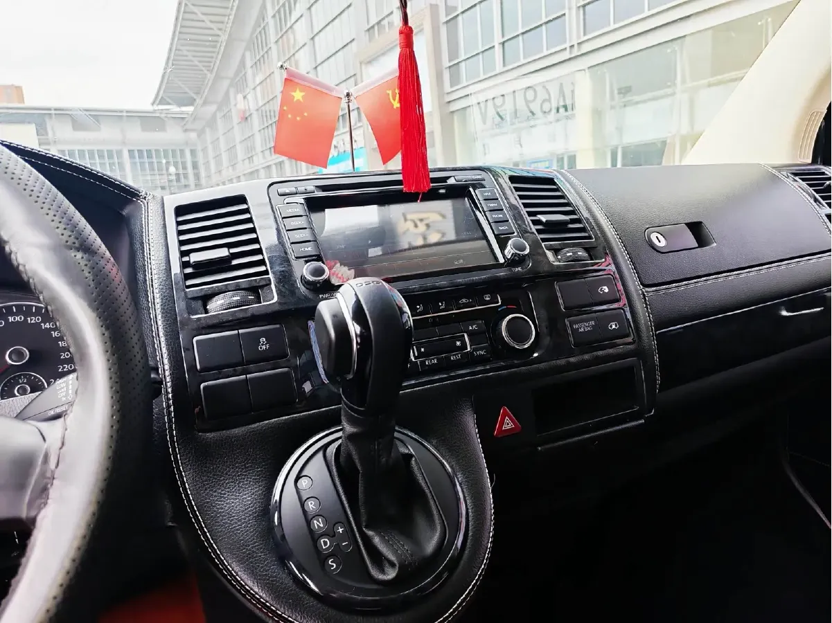 2015 Volkswagen Caravelle 2.0T 204HP L4 7DCT,autocango,china used car exporter,china ev exporter,chinese used car exporter,chinese used ev exporter