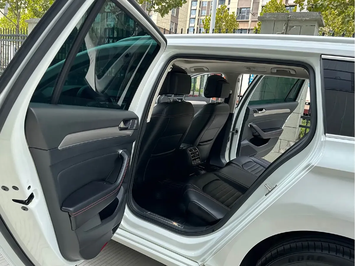 2018 Volkswagen Alltrack 2.0T 220HP L4 6DCT,autocango,china used car exporter,china ev exporter,chinese used car exporter,chinese used ev exporter