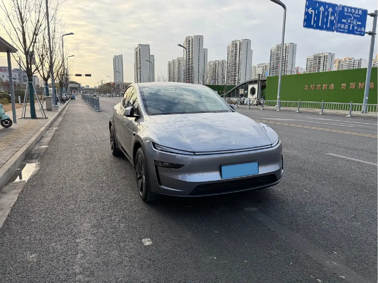 2025 Tesla Model Y BEV 62.5KWH
