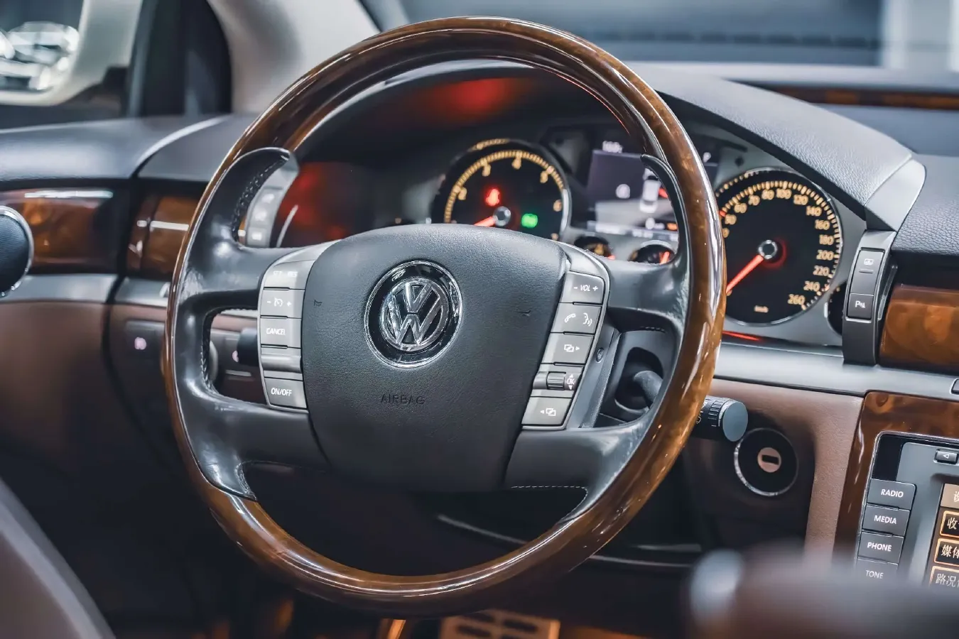 2012 Volkswagen Pheaton 3.0L 250HP V6 6AT,autocango,china used car exporter,china ev exporter,chinese used car exporter,chinese used ev exporter