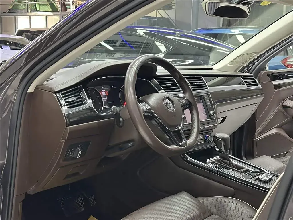 2016 Volkswagen Phideon 2.0T 224HP L4 7DCT,autocango,china used car exporter,china ev exporter,chinese used car exporter,chinese used ev exporter