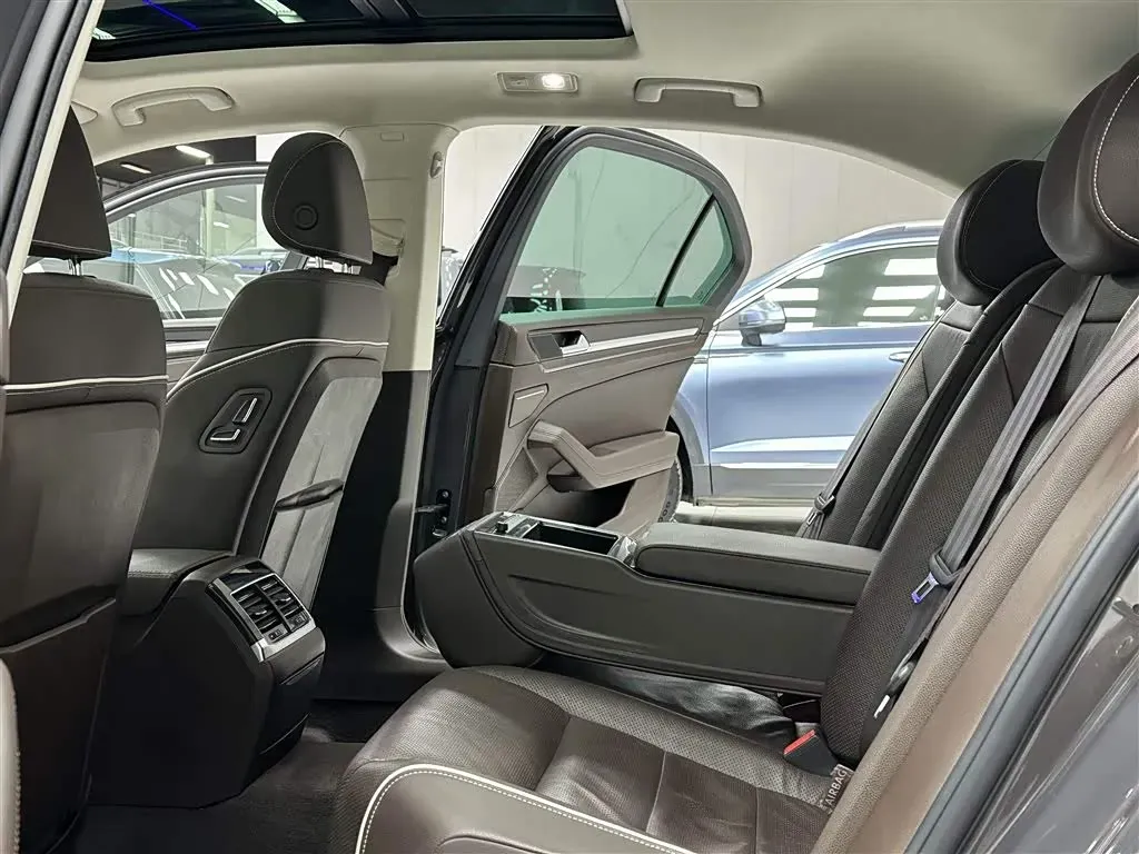 2016 Volkswagen Phideon 2.0T 224HP L4 7DCT,autocango,china used car exporter,china ev exporter,chinese used car exporter,chinese used ev exporter