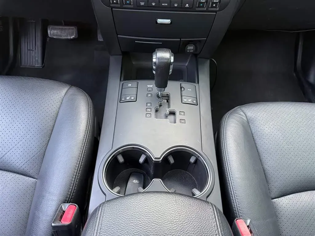 2013 Kia Borrego 3.8L 274HP V6 5AT,autocango,china used car exporter,china ev exporter,chinese used car exporter,chinese used ev exporter