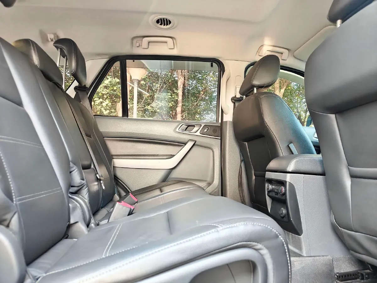 2016 Ford Everest 2.0T 245HP L4 6AT,autocango,china used car exporter,china ev exporter,chinese used car exporter,chinese used ev exporter