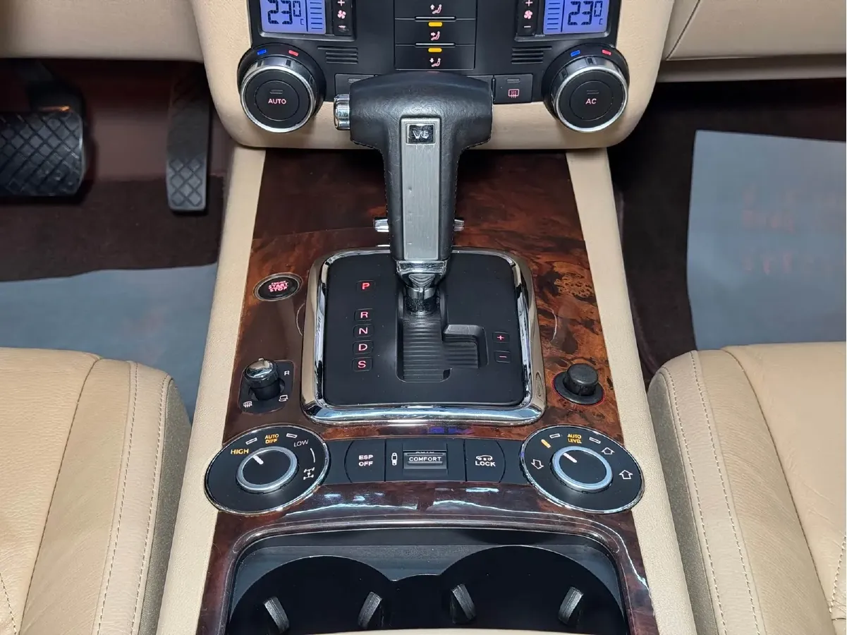 2010 Volkswagen Touareg 3.6L 280HP V6 6AT,autocango,china used car exporter,china ev exporter,chinese used car exporter,chinese used ev exporter