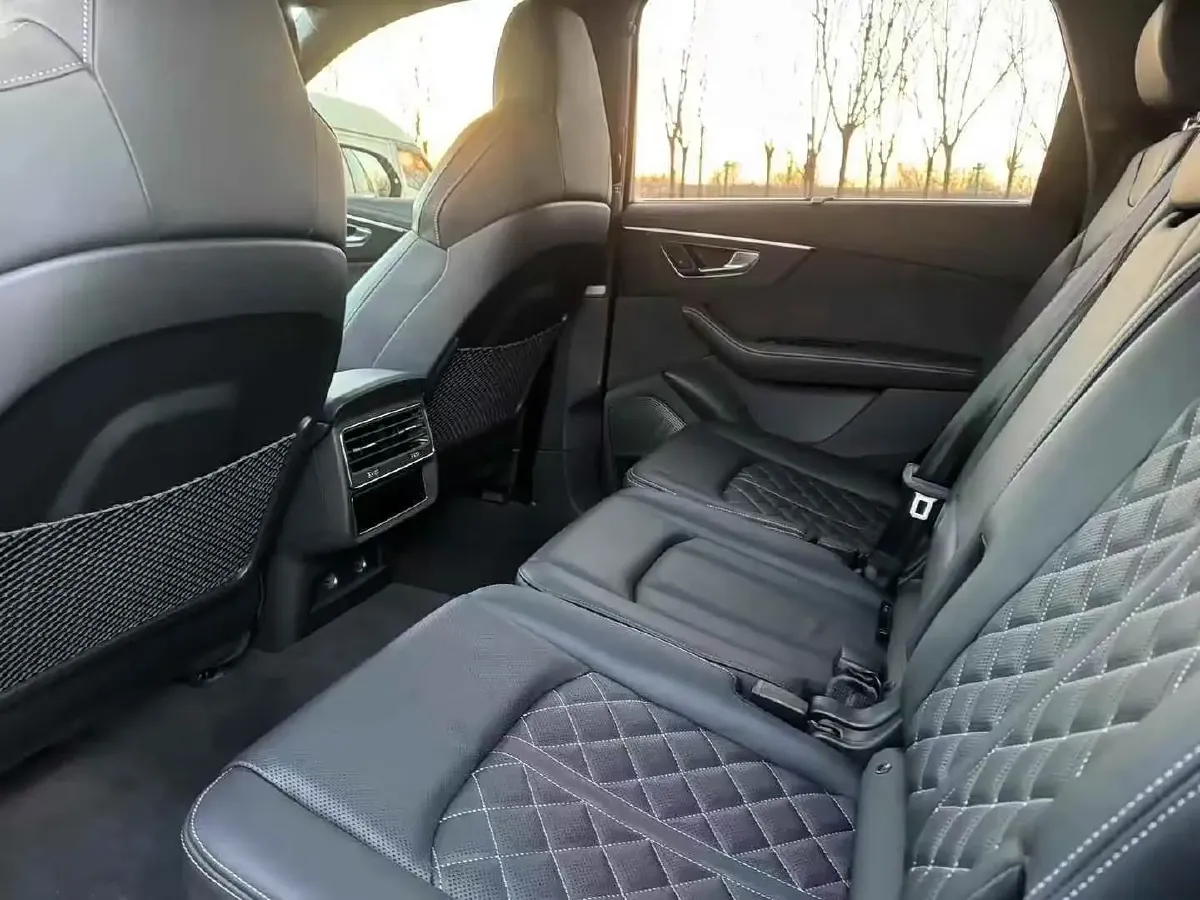 2024 Audi SQ7 4.0T 507HP V8 8AT,autocango,china used car exporter,china ev exporter,chinese used car exporter,chinese used ev exporter