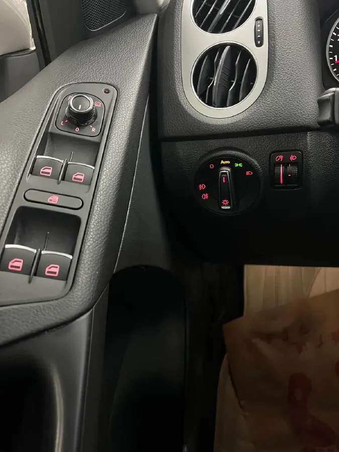 2016 Volkswagen Tiguan 1.8T 160HP L4 6AT,autocango,china used car exporter,china ev exporter,chinese used car exporter,chinese used ev exporter