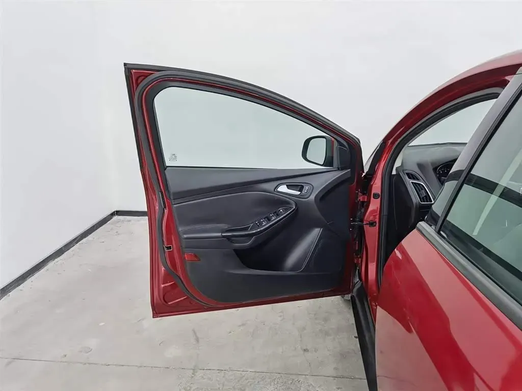 2015 Ford Focus 1.6L 125HP L4 6DCT,autocango,china used car exporter,china ev exporter,chinese used car exporter,chinese used ev exporter
