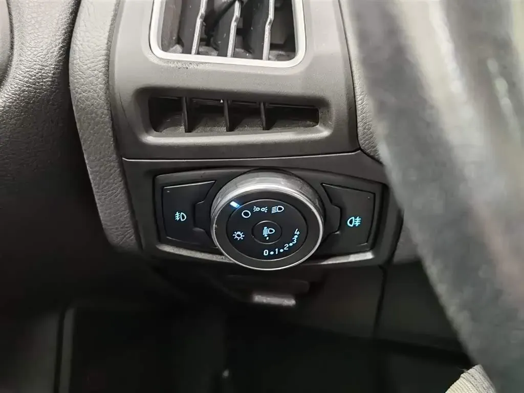 2015 Ford Focus 1.6L 125HP L4 6DCT,autocango,china used car exporter,china ev exporter,chinese used car exporter,chinese used ev exporter