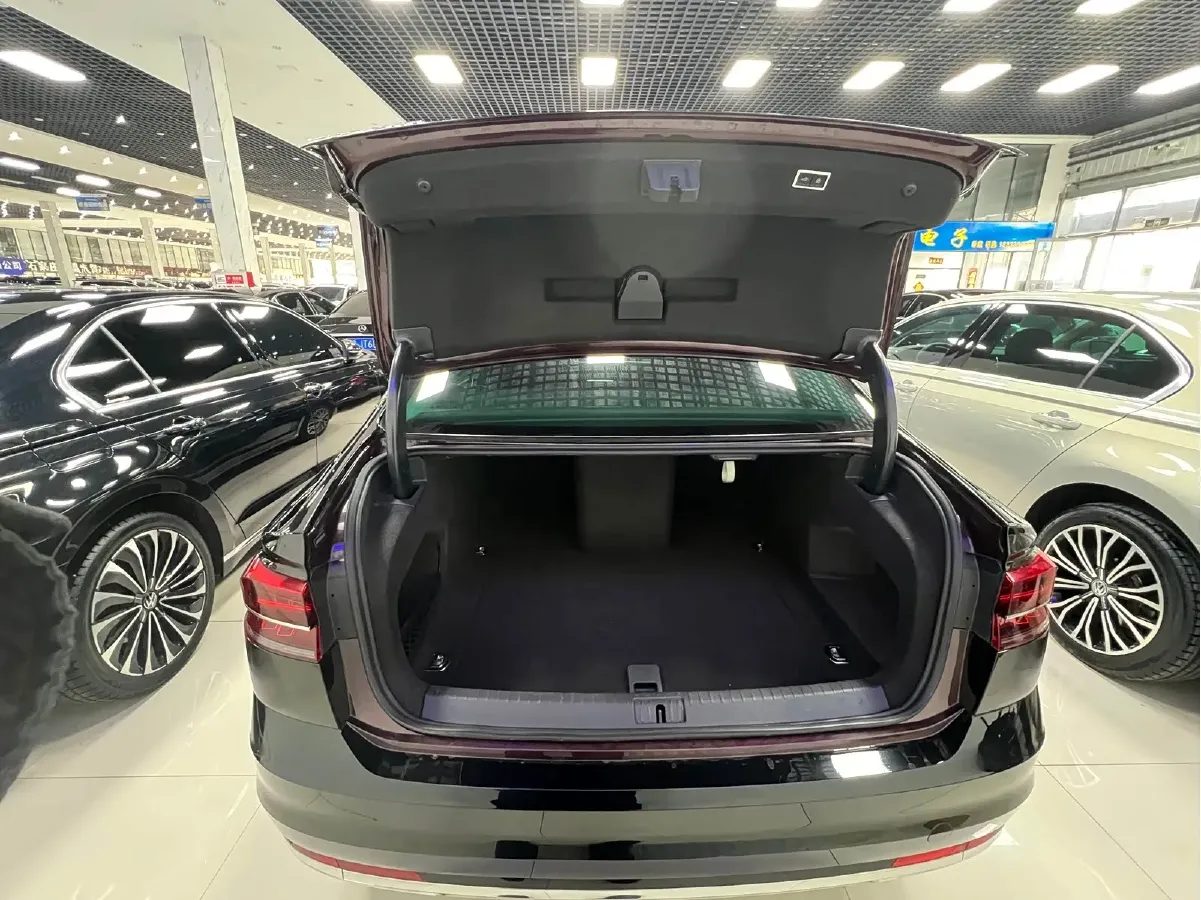 2016 Volkswagen Phideon 2.0T 224HP L4 7DCT,autocango,china used car exporter,china ev exporter,chinese used car exporter,chinese used ev exporter