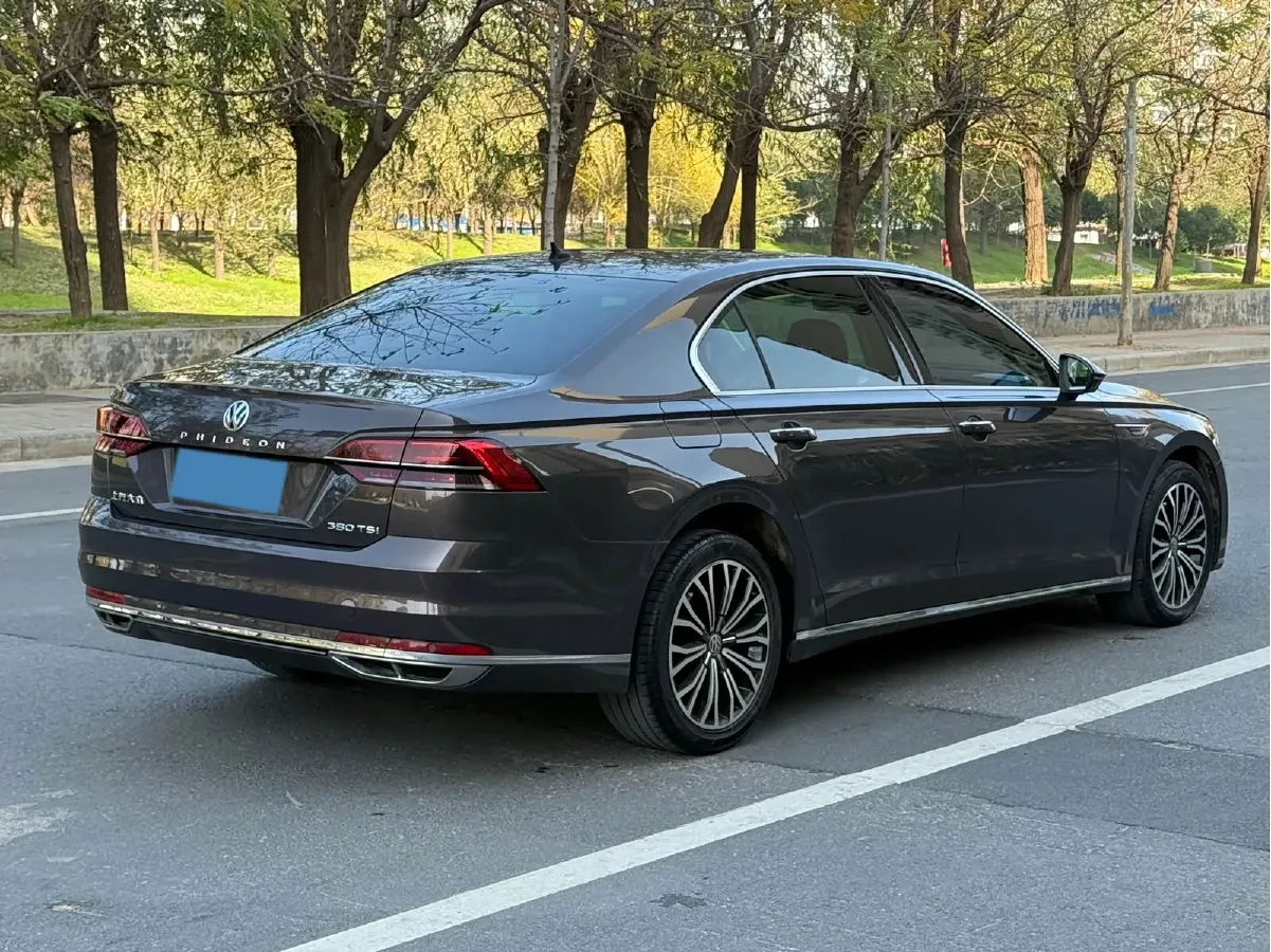 2016 Volkswagen Phideon 2.0T 224HP L4 7DCT,autocango,china used car exporter,china ev exporter,chinese used car exporter,chinese used ev exporter