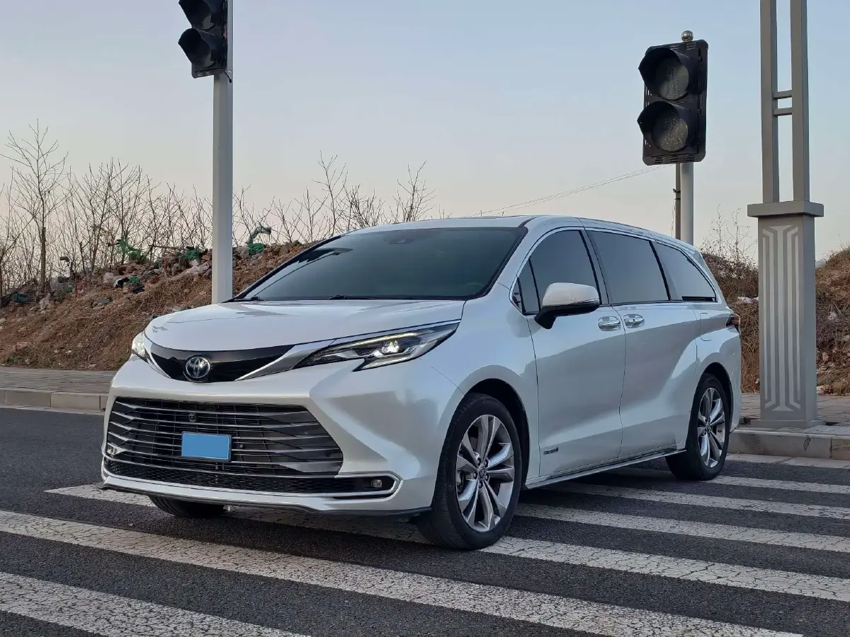 2023 Toyota Sienna 2.5L 189HP L4 E-CVT Hybrid