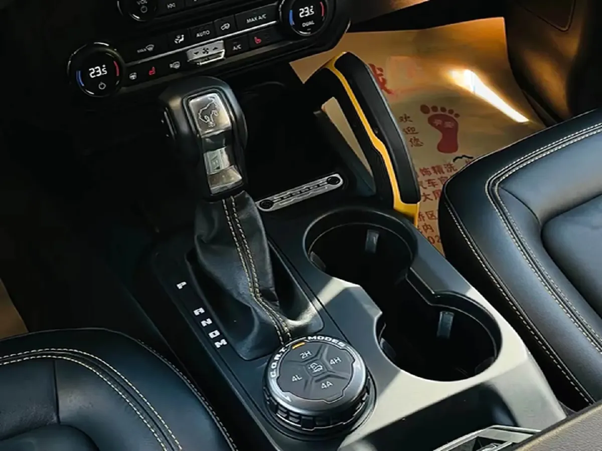 2024 Ford Bronco 2.3T 275HP L4 10AT,autocango,china used car exporter,china ev exporter,chinese used car exporter,chinese used ev exporter