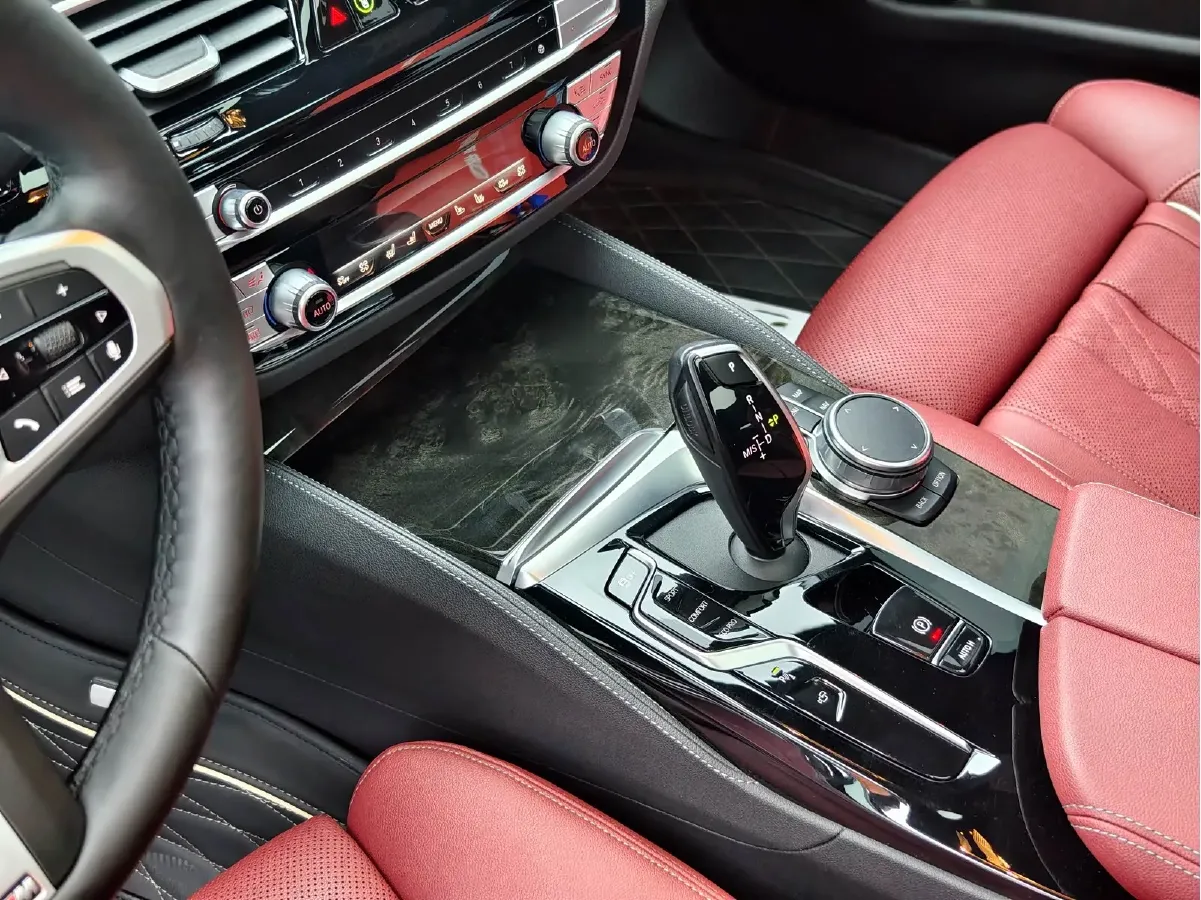 2022 BMW 5 Series 2.0T 252HP L4 8AT,autocango,china used car exporter,china ev exporter,chinese used car exporter,chinese used ev exporter