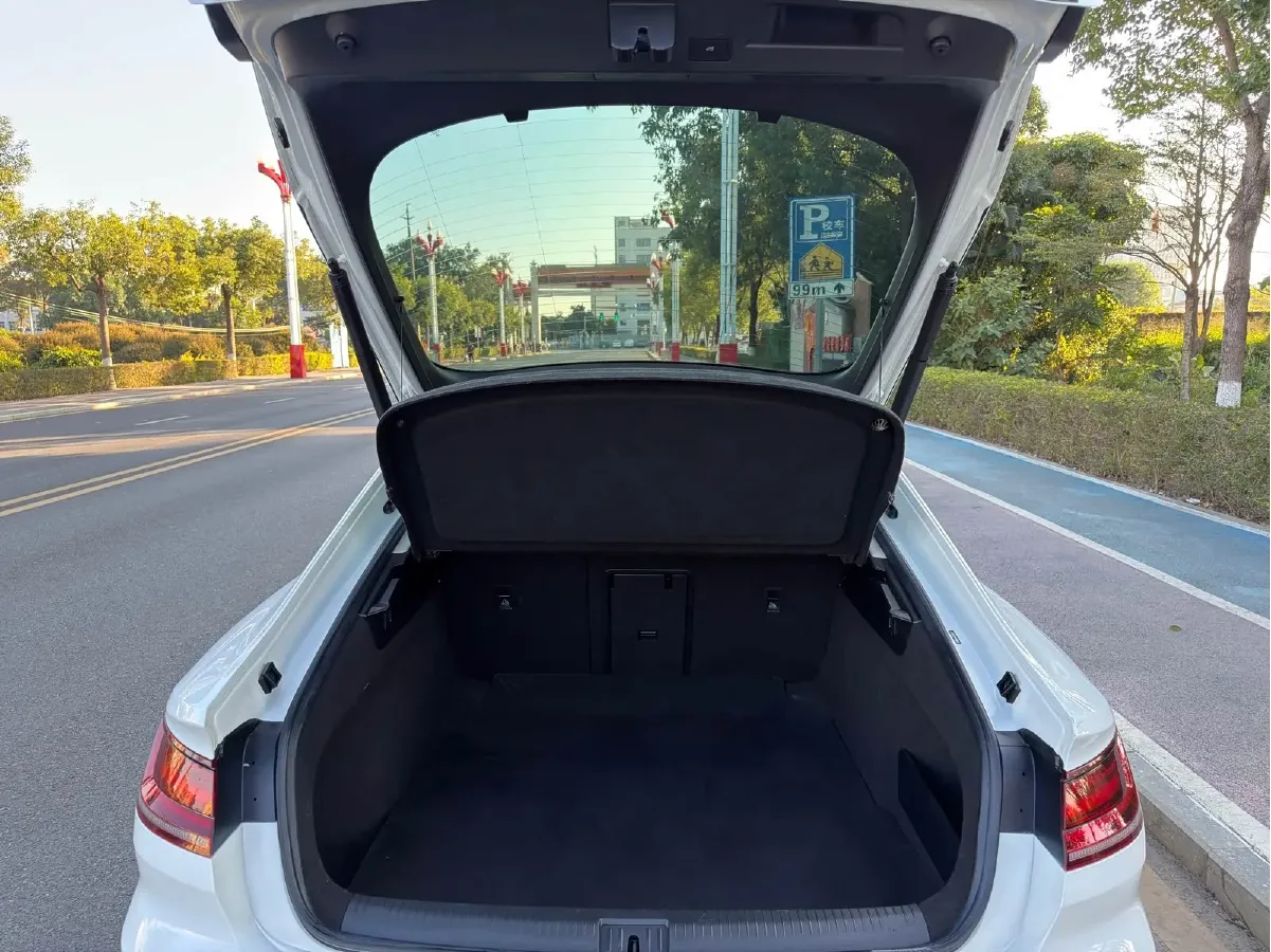 2023 Volkswagen CC 2.0T 220HP L4 7DCT,autocango,china used car exporter,china ev exporter,chinese used car exporter,chinese used ev exporter