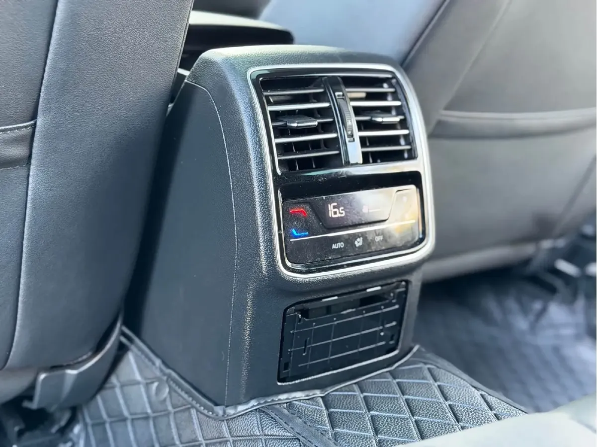 2023 Volkswagen CC 2.0T 220HP L4 7DCT,autocango,china used car exporter,china ev exporter,chinese used car exporter,chinese used ev exporter