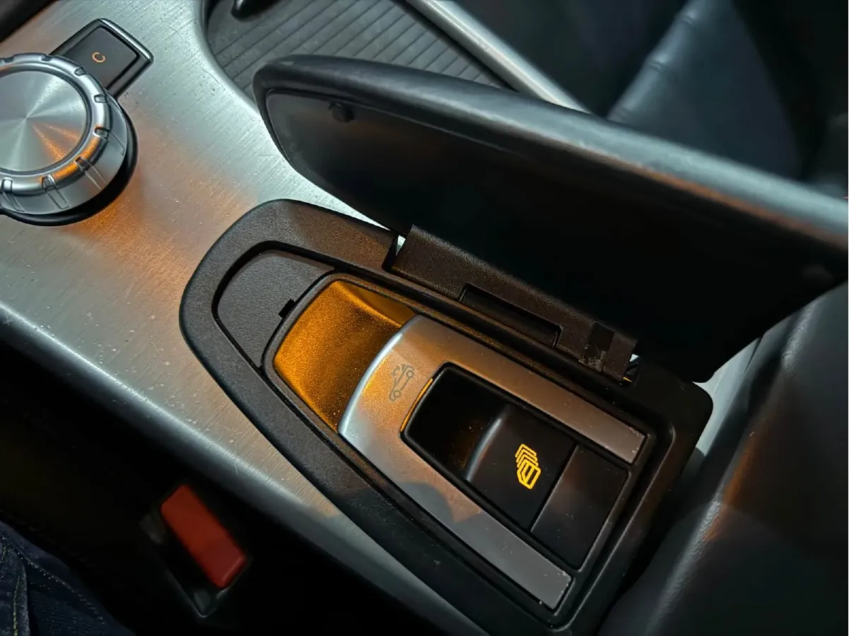 2011 Mercedes-Benz SLK Class 1.8T 184HP L4 7AT,autocango,china used car exporter,china ev exporter,chinese used car exporter,chinese used ev exporter