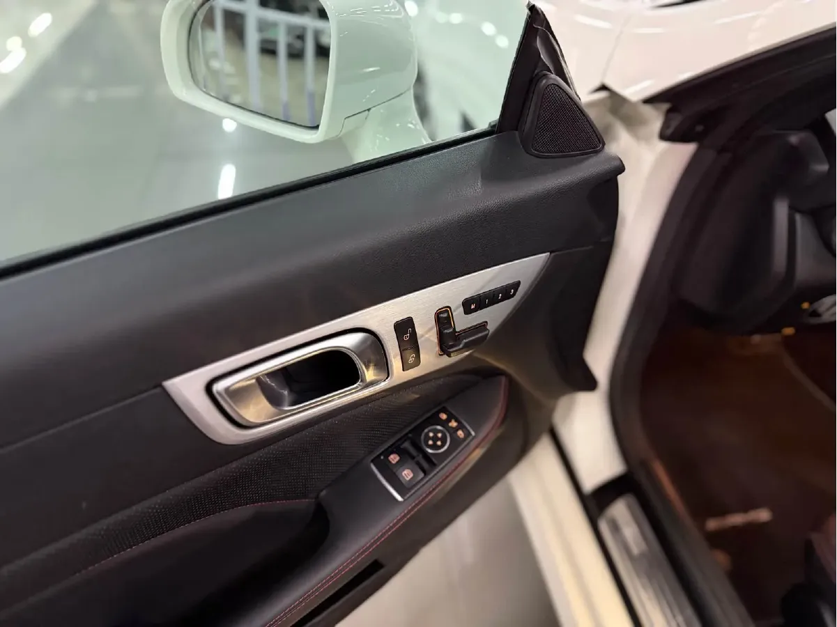 2011 Mercedes-Benz SLK Class 1.8T 184HP L4 7AT,autocango,china used car exporter,china ev exporter,chinese used car exporter,chinese used ev exporter