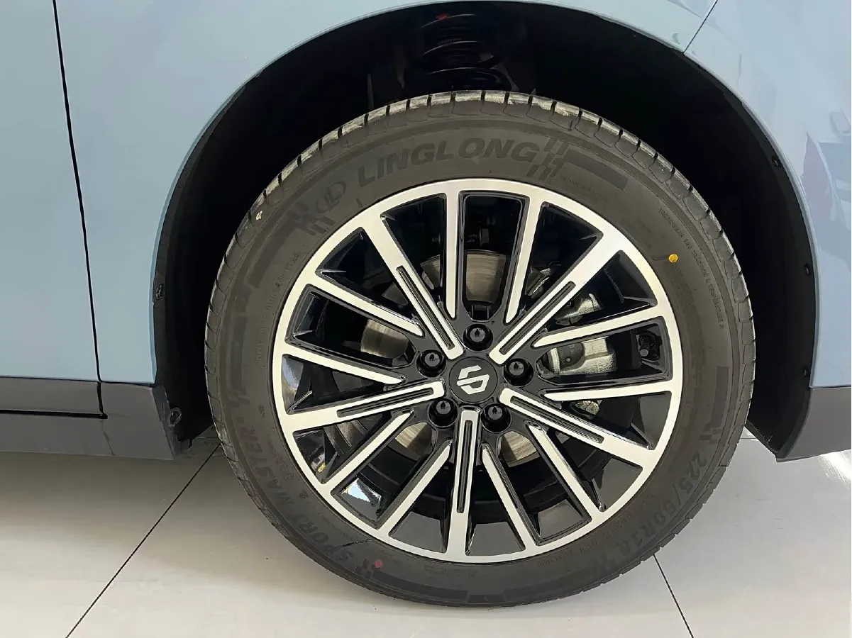 2025 Leapmotor B10 BEV 56.2KWH,autocango,china used car exporter,china ev exporter,chinese used car exporter,chinese used ev exporter