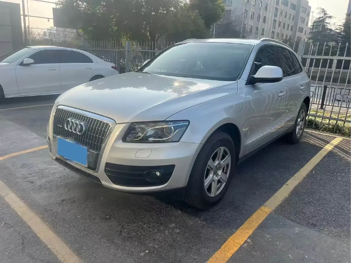 2010 Audi Q5 2.0T 211HP L4 7DCT