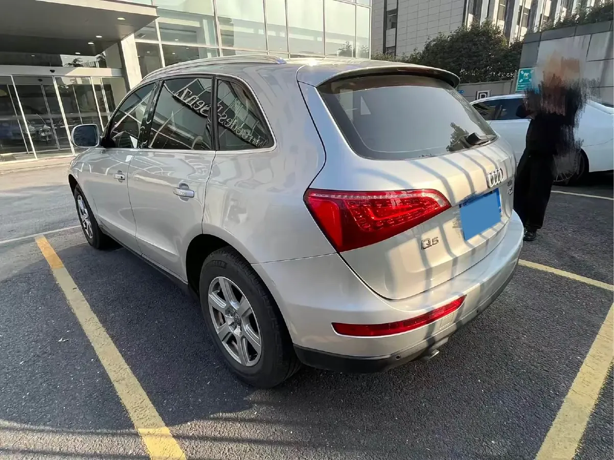 2010 Audi Q5 2.0T 211HP L4 7DCT,autocango,china used car exporter,china ev exporter,chinese used car exporter,chinese used ev exporter