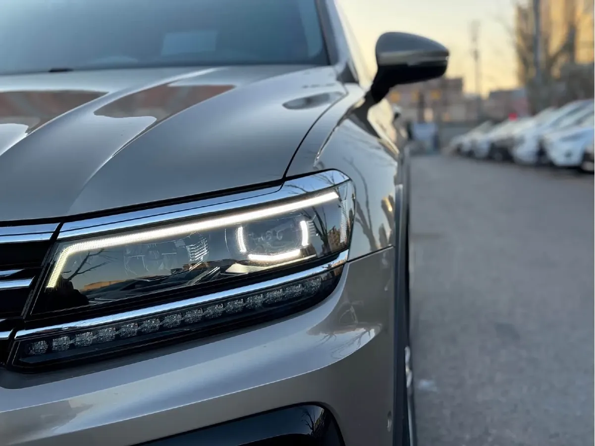 2018 Volkswagen Tiguan 2.0T 180HP L4 7DCT,autocango,china used car exporter,china ev exporter,chinese used car exporter,chinese used ev exporter