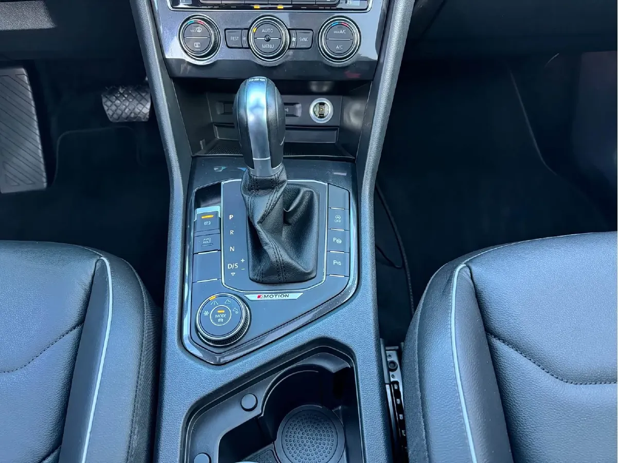 2018 Volkswagen Tiguan 2.0T 180HP L4 7DCT,autocango,china used car exporter,china ev exporter,chinese used car exporter,chinese used ev exporter