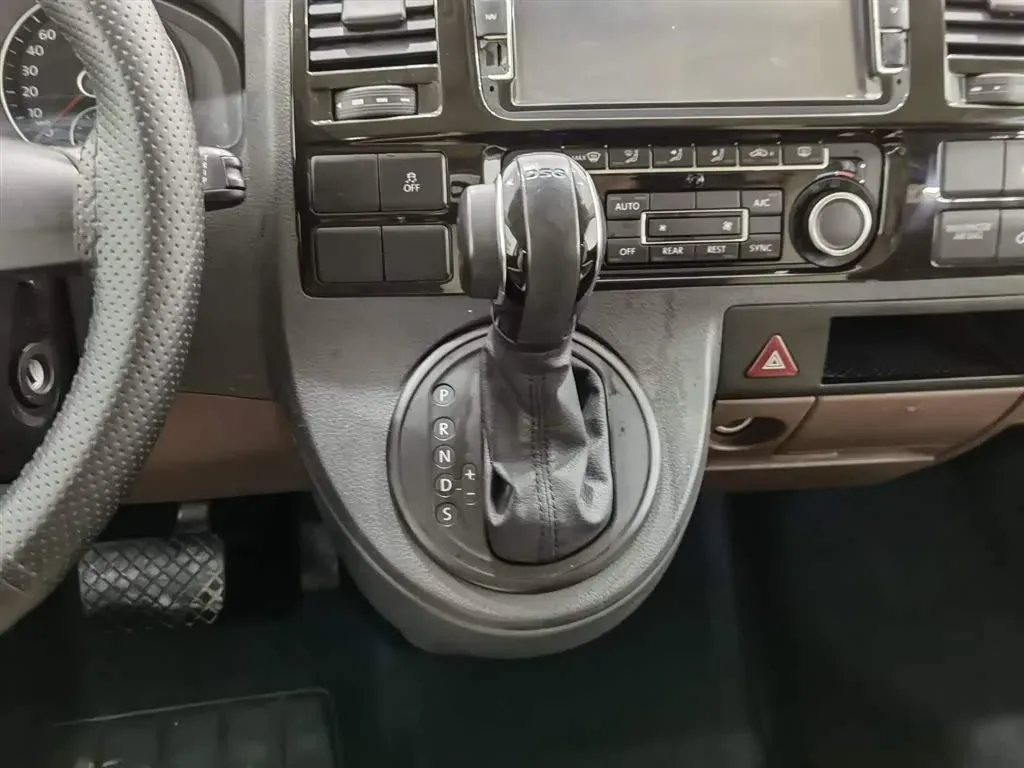 2015 Volkswagen Caravelle 2.0T 204HP L4 7DCT,autocango,china used car exporter,china ev exporter,chinese used car exporter,chinese used ev exporter