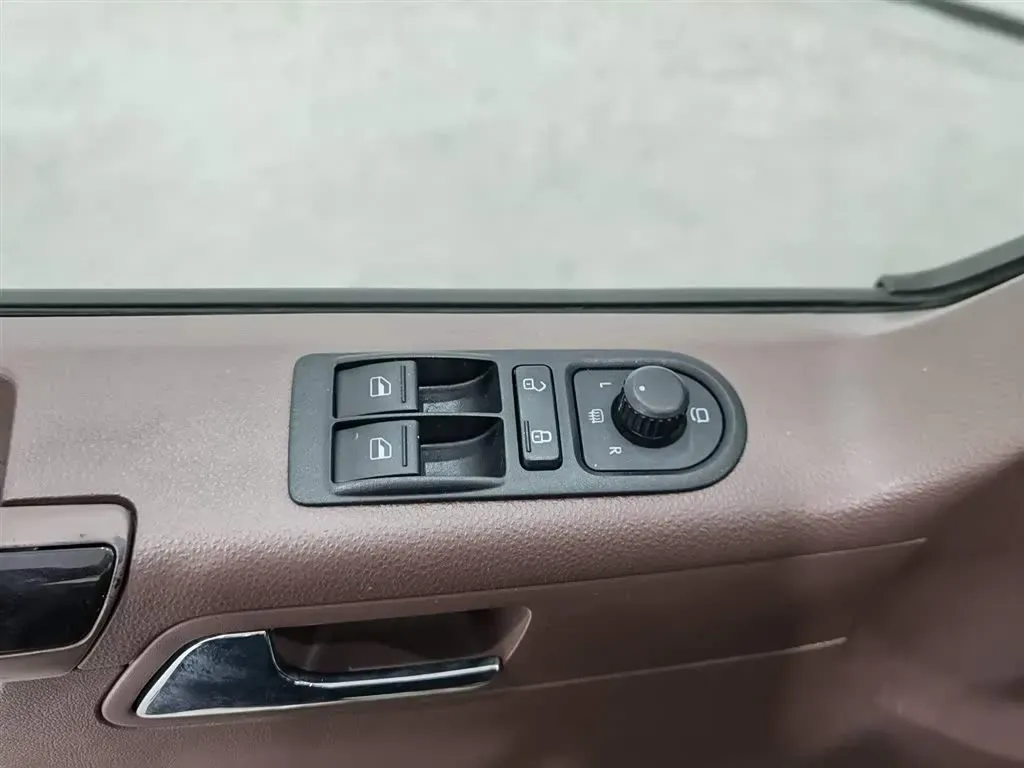 2015 Volkswagen Caravelle 2.0T 204HP L4 7DCT,autocango,china used car exporter,china ev exporter,chinese used car exporter,chinese used ev exporter