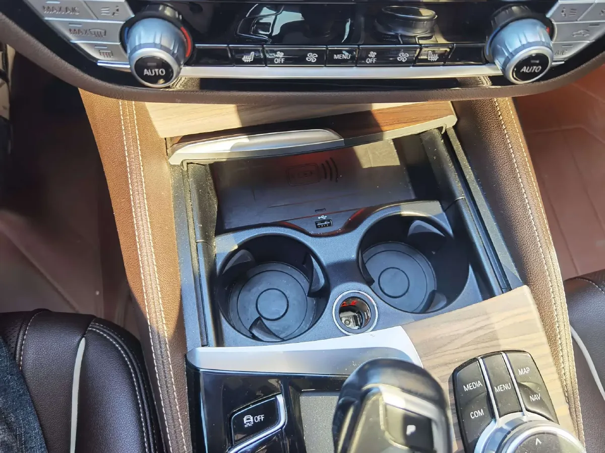 2023 BMW 5 Series 2.0T 245HP L4 8AT,autocango,china used car exporter,china ev exporter,chinese used car exporter,chinese used ev exporter