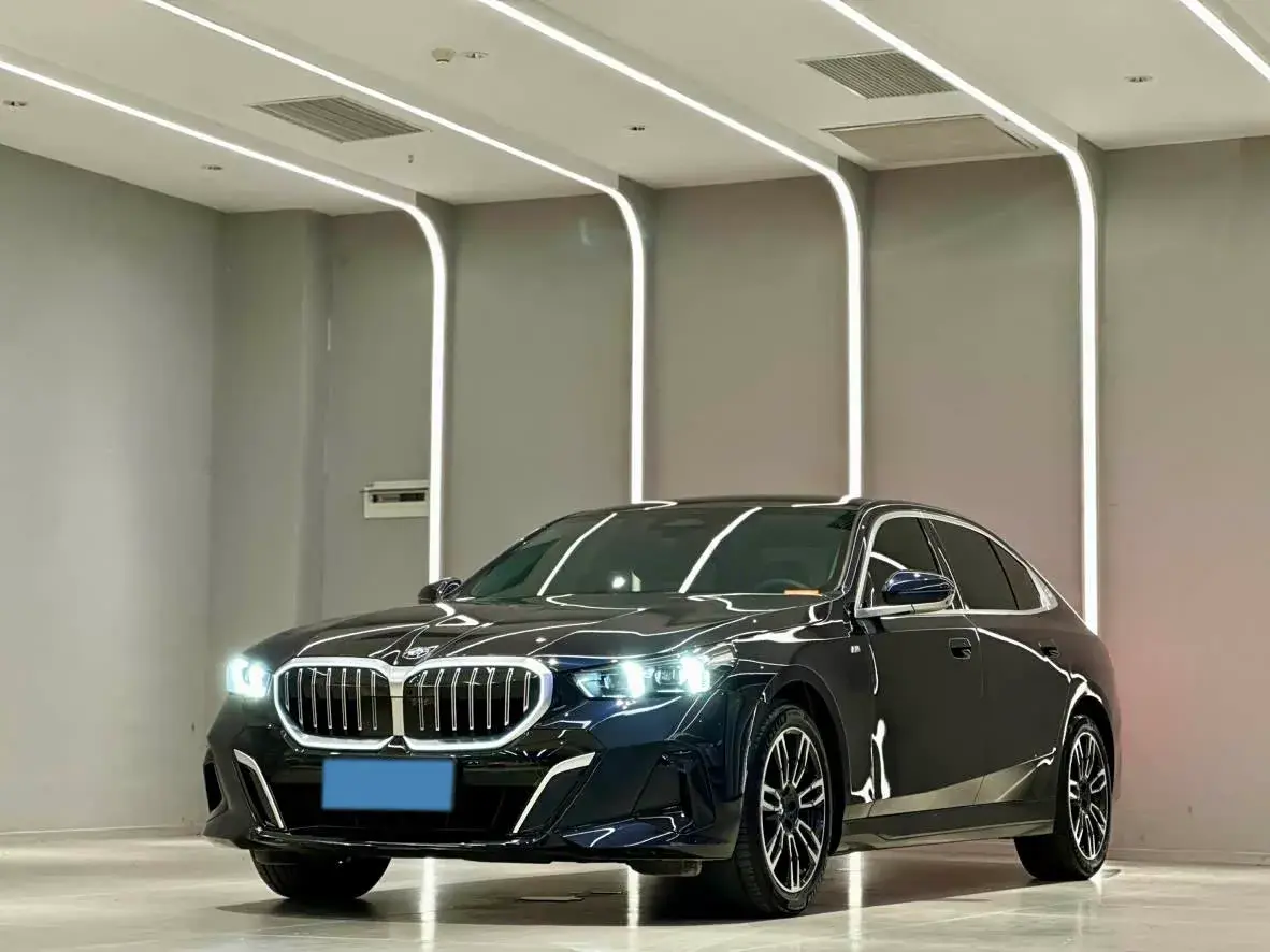 2025 BMW 5 Series 2.0T 258HP L4 8AT