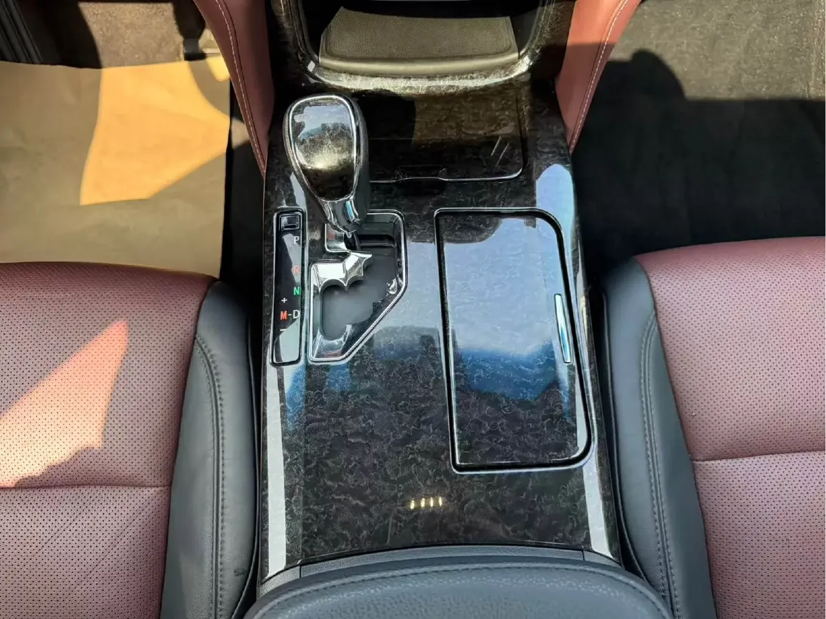 2018 Toyota Crown 2.0T 235HP L4 8AT,autocango,china used car exporter,china ev exporter,chinese used car exporter,chinese used ev exporter