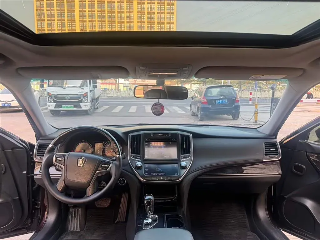 2018 Toyota Crown 2.0T 235HP L4 8AT,autocango,china used car exporter,china ev exporter,chinese used car exporter,chinese used ev exporter