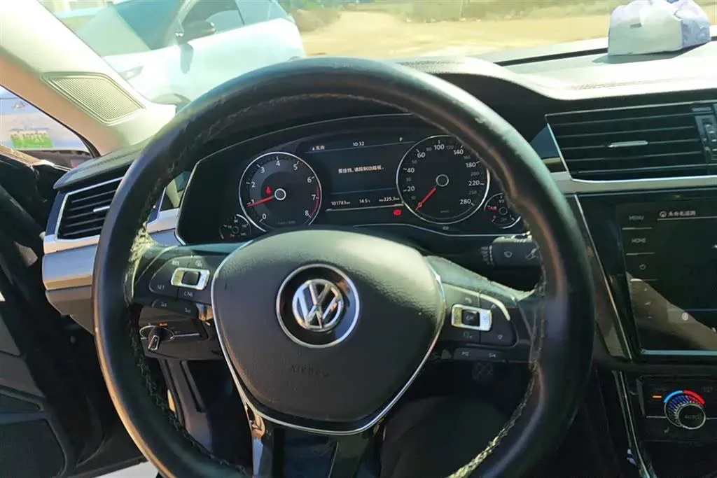 2018 Volkswagen Phideon 2.0T 224HP L4 7DCT,autocango,china used car exporter,china ev exporter,chinese used car exporter,chinese used ev exporter