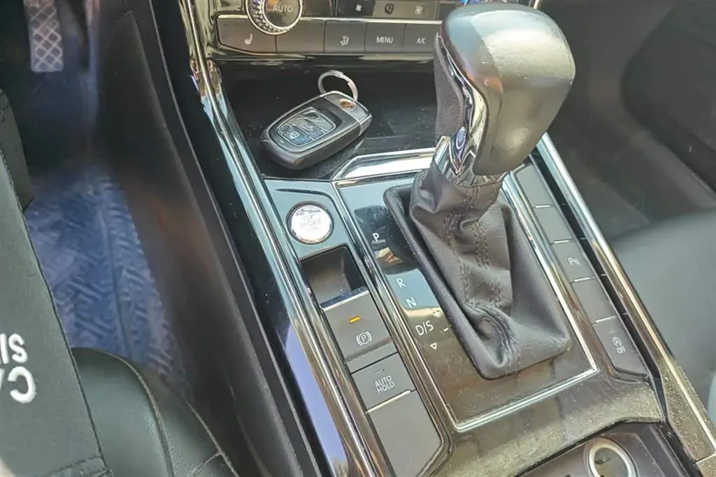 2018 Volkswagen Phideon 2.0T 224HP L4 7DCT,autocango,china used car exporter,china ev exporter,chinese used car exporter,chinese used ev exporter