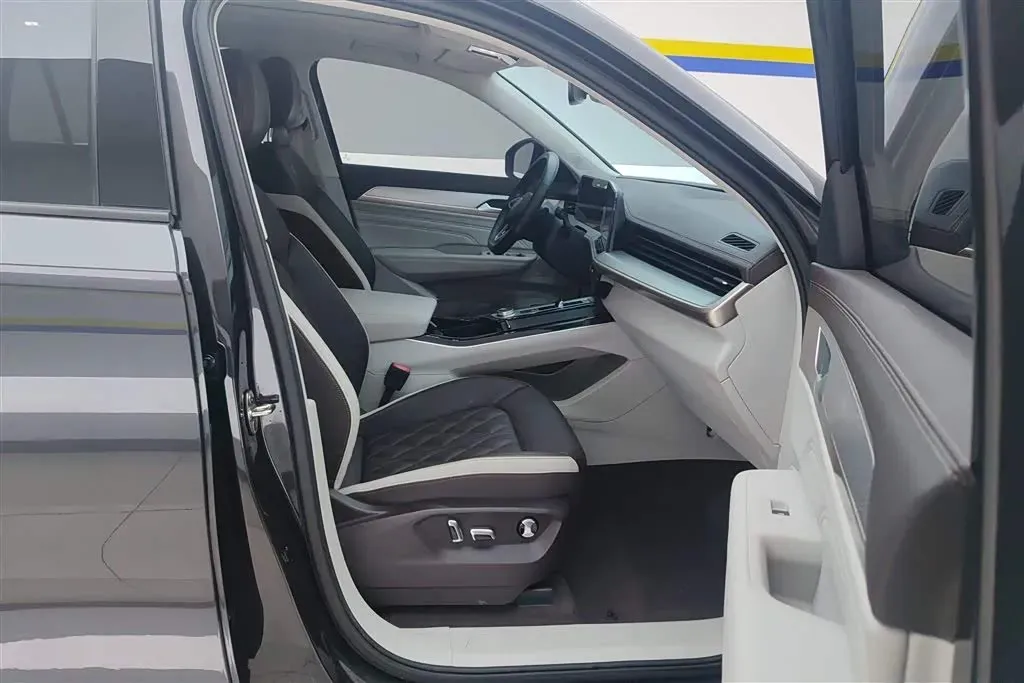 2023 Volkswagen Tavendor 2.0T 220HP L4 7DCT,autocango,china used car exporter,china ev exporter,chinese used car exporter,chinese used ev exporter