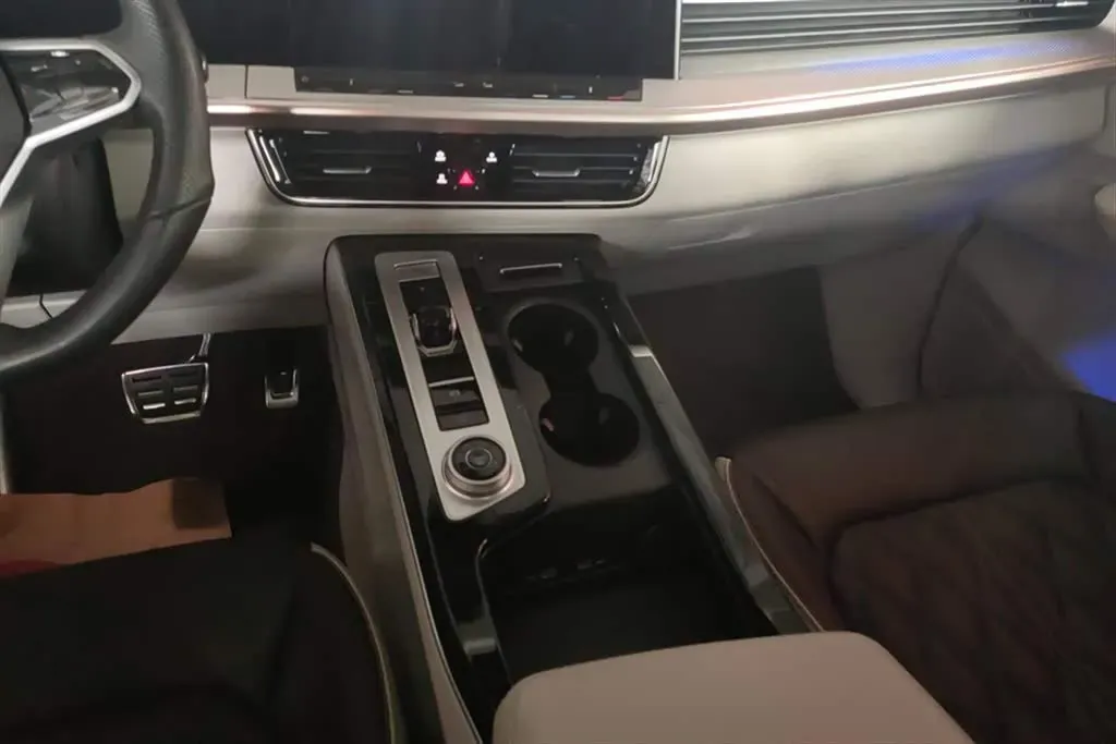 2023 Volkswagen Tavendor 2.0T 220HP L4 7DCT,autocango,china used car exporter,china ev exporter,chinese used car exporter,chinese used ev exporter