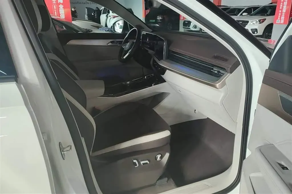 2023 Volkswagen Tavendor 2.0T 220HP L4 7DCT,autocango,china used car exporter,china ev exporter,chinese used car exporter,chinese used ev exporter