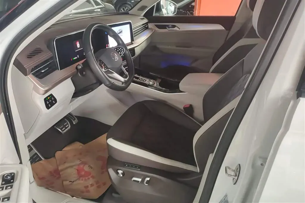2023 Volkswagen Tavendor 2.0T 220HP L4 7DCT,autocango,china used car exporter,china ev exporter,chinese used car exporter,chinese used ev exporter