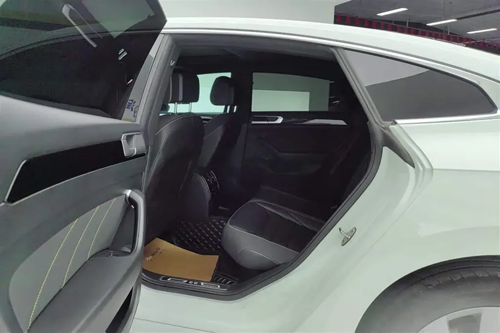 2021 Volkswagen CC 2.0T 220HP L4 7DCT,autocango,china used car exporter,china ev exporter,chinese used car exporter,chinese used ev exporter