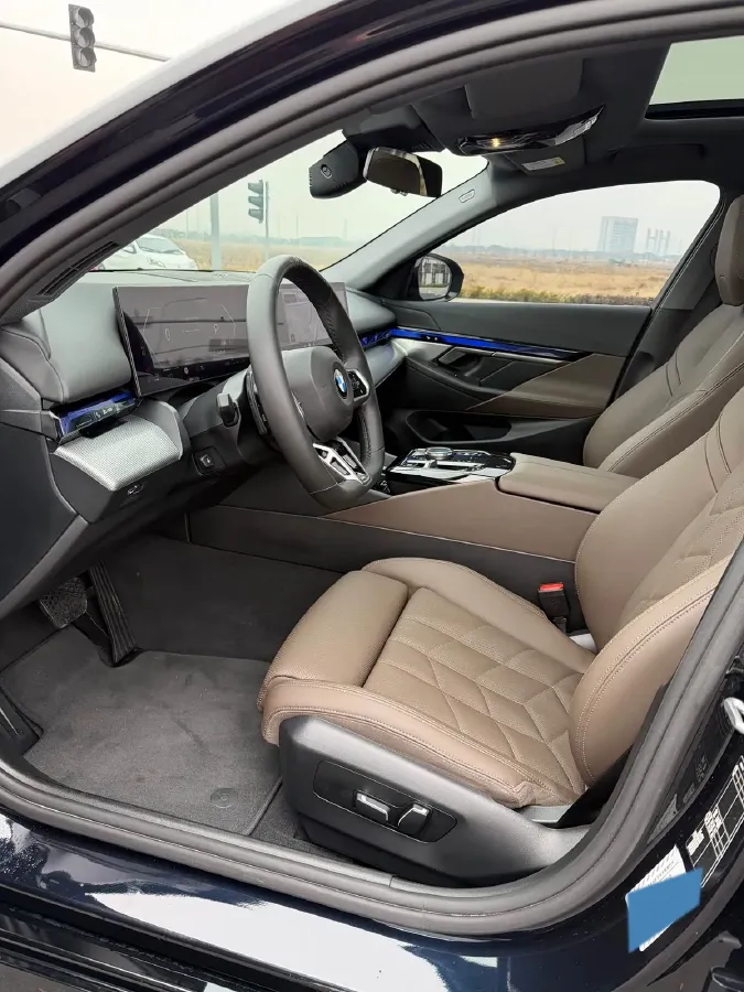 2024 BMW 5 Series 2.0T 190HP L4 8AT,autocango,china used car exporter,china ev exporter,chinese used car exporter,chinese used ev exporter