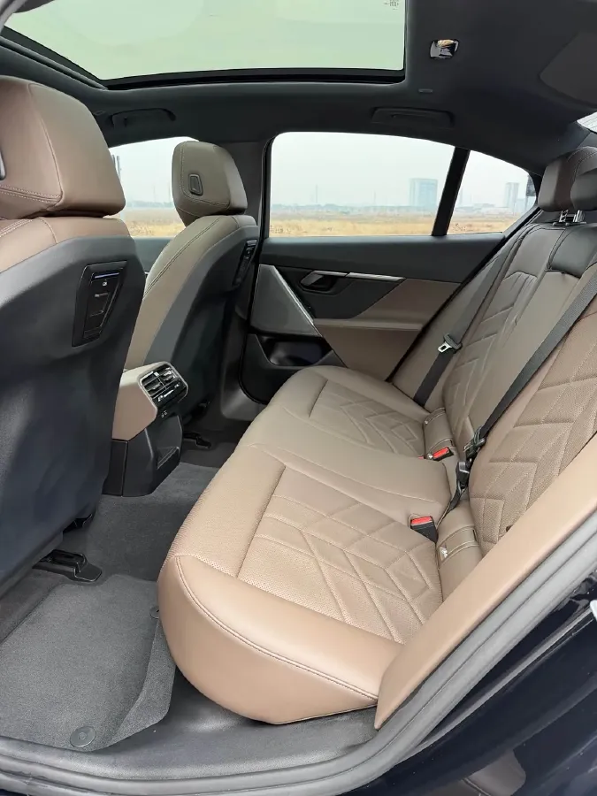 2024 BMW 5 Series 2.0T 190HP L4 8AT,autocango,china used car exporter,china ev exporter,chinese used car exporter,chinese used ev exporter